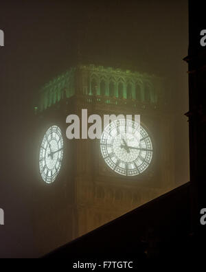 Descentes d'une couche de brouillard au-dessus de Londres menant à une mauvaise visibilité sur Vauxhall Bridge Road. Le sommet de Big Ben et le London Eye a disparu sous la couche de brouillard brumeux. Comprend : Voir Où : London, Royaume-Uni Quand : 02 Nov 2015 Banque D'Images