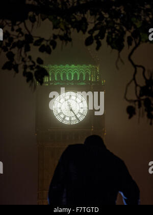 Descentes d'une couche de brouillard au-dessus de Londres menant à une mauvaise visibilité sur Vauxhall Bridge Road. Le sommet de Big Ben et le London Eye a disparu sous la couche de brouillard brumeux. Comprend : Voir Où : London, Royaume-Uni Quand : 02 Nov 2015 Banque D'Images