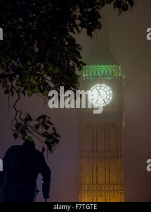 Descentes d'une couche de brouillard au-dessus de Londres menant à une mauvaise visibilité sur Vauxhall Bridge Road. Le sommet de Big Ben et le London Eye a disparu sous la couche de brouillard brumeux. Comprend : Voir Où : London, Royaume-Uni Quand : 02 Nov 2015 Banque D'Images