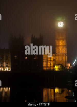 Descentes d'une couche de brouillard au-dessus de Londres menant à une mauvaise visibilité sur Vauxhall Bridge Road. Le sommet de Big Ben et le London Eye a disparu sous la couche de brouillard brumeux. Comprend : Voir Où : London, Royaume-Uni Quand : 02 Nov 2015 Banque D'Images