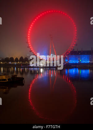 Descentes d'une couche de brouillard au-dessus de Londres menant à une mauvaise visibilité sur Vauxhall Bridge Road. Le sommet de Big Ben et le London Eye a disparu sous la couche de brouillard brumeux. Comprend : Voir Où : London, Royaume-Uni Quand : 02 Nov 2015 Banque D'Images