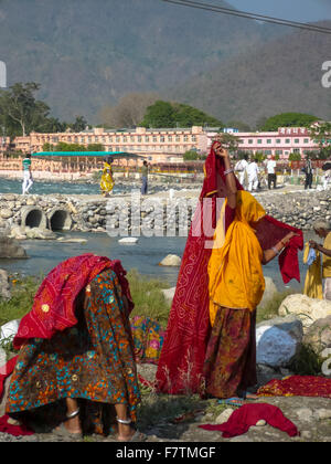 Les femmes lavent les vêtements en sainte gange à Rishikesh Banque D'Images