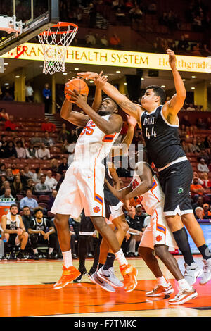 Clemson Tigers Nnoko centre Landry (35) au cours de la jeu de basket-ball de NCAA entre l'USC Upstate. et Clemson à Bon Secours Wellness Arena à Greenville, SC. David Grooms/CSM Banque D'Images