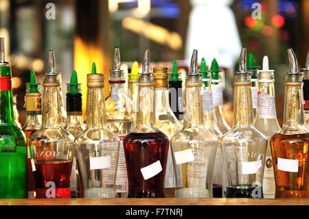 De nombreuses bouteilles d'alcool dans un bar Banque D'Images