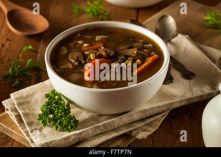 Soupe à l'orge de champignons maison prêt à manger Banque D'Images