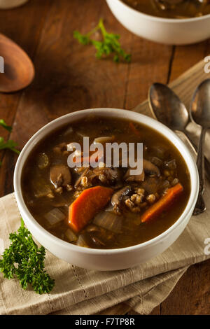 Soupe à l'orge de champignons maison prêt à manger Banque D'Images