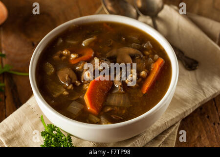 Soupe à l'orge de champignons maison prêt à manger Banque D'Images