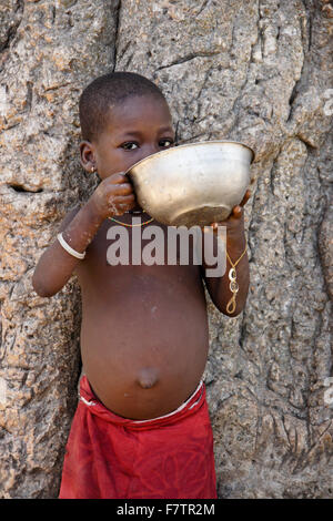 Enfant Tamberma manger du gruau, Koutammakou, 'pays des Batammariba,' au Togo Banque D'Images