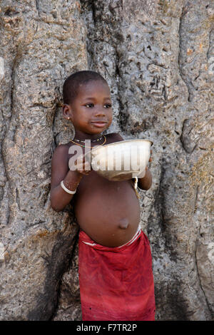 Enfant Tamberma manger du gruau, Koutammakou, 'pays des Batammariba,' au Togo Banque D'Images