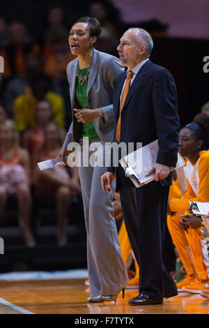 2 décembre 2015 : entraîneur-chef associé Kyra Elzy et entraîneur adjoint de l'Illinois Dame Doyen bénévoles pendant la Lockwood entre jeu de basket-ball de NCAA de l'Université du Tennessee Lady bénévoles et le East Tennessee State University Buccaneers à Thompson Boling Arena de Knoxville TN Tim Gangloff/CSM Banque D'Images