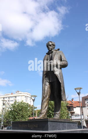 La statue d'Ibrahim Rugova à Pristina, Kosovo Banque D'Images