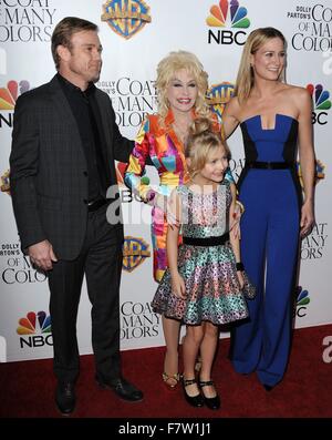 Los Angeles, CA, USA. 2 Décembre, 2015. Ricky Schroder, Dolly Parton, Jennifer Nettles, Alyvia Alyn Lind aux arrivées de Dolly Parton, BEAUCOUP DE COULEURS Premiere, l'Egyptian Theatre, Los Angeles, CA le 2 décembre 2015. Credit : Dee Cercone/Everett Collection/Alamy Live News Banque D'Images