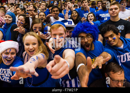 Durham, North Carolina, USA. 2 Décembre, 2015. Le jeu de basket-ball de NCAA de mordus Cameron entre les Hoosiers indien et le duc Blue Devils à Cameron Indoor Stadium à Durham, Caroline du Nord. Reagan Lunn/CSM/Alamy Live News Banque D'Images