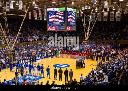 Durham, North Carolina, USA. 2 Décembre, 2015. Hymne national de basket-ball de NCAA match entre les Hoosiers indien et le duc Blue Devils à Cameron Indoor Stadium à Durham, Caroline du Nord. Reagan Lunn/CSM/Alamy Live News Banque D'Images