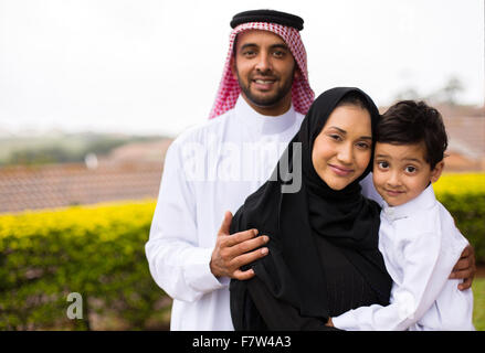 Portrait of happy Young Muslim Family outdoors Banque D'Images