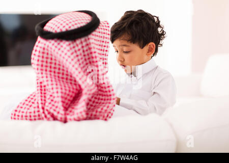 Petit garçon musulman et son père passer du temps ensemble à la maison Banque D'Images