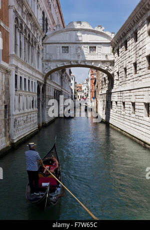 Venise, Italie, 6 juin 2014 : Le Pont des Soupirs. Ci-joint le pont est constitué de calcaire blanc et dispose de fenêtres avec des barres de pierre. Banque D'Images