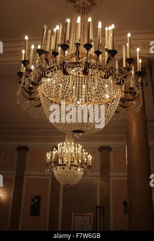 Venise, Italie, le 5 juin 2014 : Théâtre La Fenice, hall d'entrée, lustre principal Banque D'Images