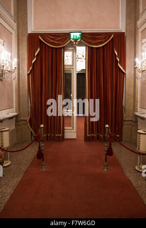 Venise, Italie, le 5 juin 2014 : Théâtre La Fenice, l'entrée de porte avec le traditionnel tapis rouge et le rideau Banque D'Images