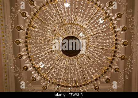 Venise, Italie, le 5 juin 2014 : théâtre la Fenice de Venise, un beau lustre suspension dans le foyer du théâtre du centre Banque D'Images