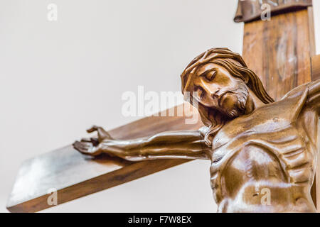 La célébration du Vendredi Saint, la crucifixion de Jésus le Christ cloué sur la Sainte Croix Banque D'Images