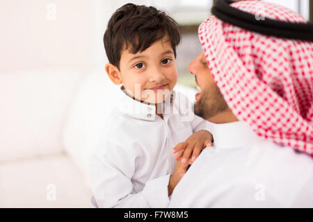 Adorable petit garçon arabe et son père à la maison Banque D'Images