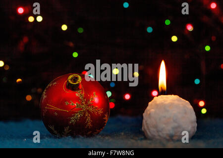 Décoration d'arbre de Noël et la boule-bougie multicolore contre feux de flou artistique Banque D'Images
