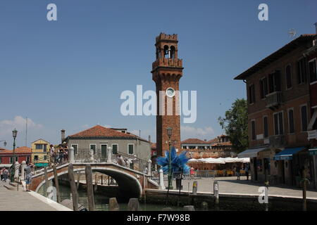 Murano, Italie, 6 juin 2014 : San Pietro Martire Bell Tower et la célèbre sculpture de verre bleu de l'artiste italien Simone Cenedes Banque D'Images