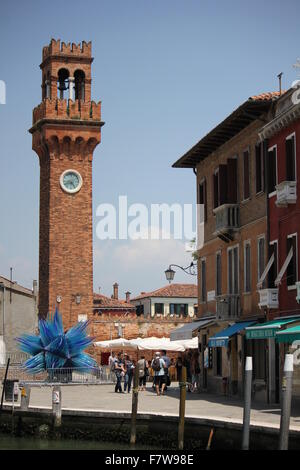 Murano, Italie, 6 juin 2014 : San Pietro Martire Bell Tower et la célèbre sculpture de verre bleu de l'artiste italien Simone Cenedes Banque D'Images