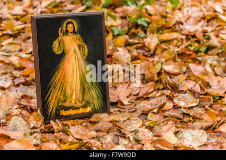 Une icône avec l'image de Jésus Miséricordieux s'appuyant sur un vieux mur : le ruban sur le bas est vide Banque D'Images