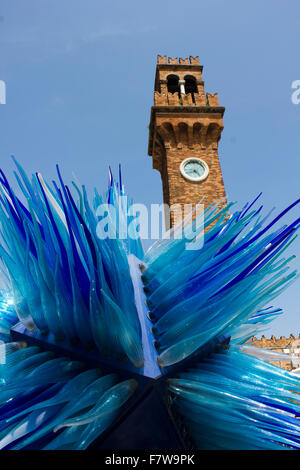 Murano, Italie, 6 juin 2014 : San Pietro Martire Bell Tower et la célèbre sculpture de verre bleu de l'artiste italien Simone Cenedes Banque D'Images