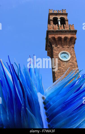 Murano, Italie, 6 juin 2014 : San Pietro Martire Bell Tower et la célèbre sculpture de verre bleu de l'artiste italien Simone Cenedes Banque D'Images