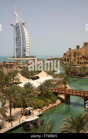 Hôtel Burj al Arab avec Madinat Jumeirah Resort, Dubai, Émirats Arabes Unis Banque D'Images
