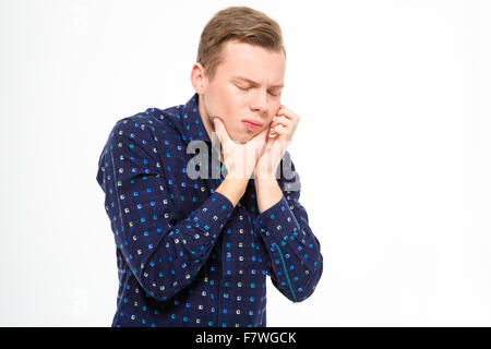 Désespérément beau jeune homme en chemise à carreaux qui souffrent de maux isolé sur fond blanc Banque D'Images