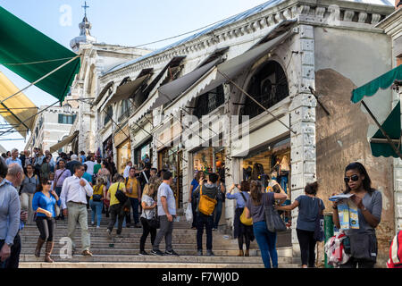 Les touristes sur le Pont Rialto Venise Banque D'Images