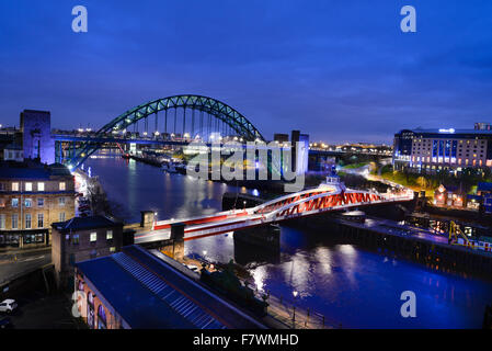 Newcastle upon Tyne dans le nord-est de l'Angleterre l'emblématique pont Tyne et le pont tournant Banque D'Images