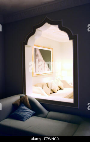 Éléments de design d'intérieur de luxe avec fenêtre,l'architecture de style arabe de luxe chambre d'habitation. Banque D'Images