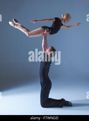 Deux jeunes danseurs de ballet moderne sur fond de studio bleu Banque D'Images