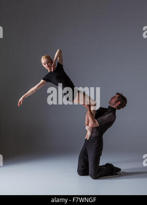 Deux jeunes danseurs de ballet moderne gris sur fond de studio Banque D'Images