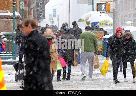 Un jour d'hiver enneigé à New York City. À l'angle de Broadway et Prince, le 1 mars, 2015 Banque D'Images