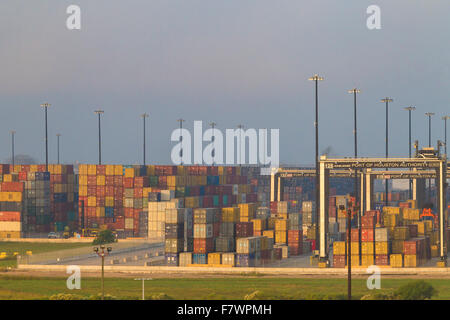 Des piles de récipients prêts pour l'expédition dans le port de Houston, au Texas. Banque D'Images