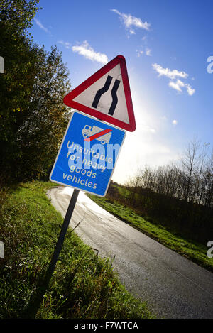 Panneau d'avertissement sur le champ impropre pour les poids lourds sur les routes de campagne, près de l'SelbyYorkshire UK Banque D'Images