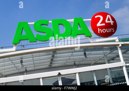 Un supermarché Asda Store Se connecter 24h/24 Banque D'Images