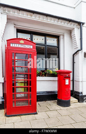 Cabine téléphonique et pilier fort à l'extérieur d'un bâtiment blanc dans King Street, Knutsford, Cheshire, England, UK Banque D'Images