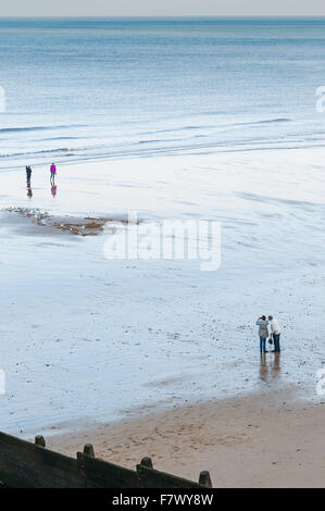 Les gens qui viennent à la plage de Cromer, Jetée de Cromer sur la côte de Norfolk, en Angleterre. Banque D'Images