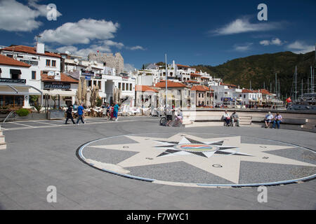 Petite place dans Marmaris Turquie mosaïque avec boussole et de vacanciers, touristes à côté de la Marina Banque D'Images
