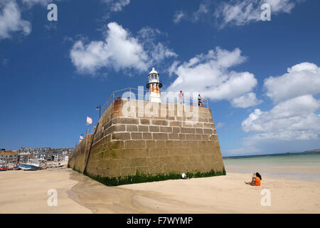 St Ives, Cornwall, UK : Smeaton's Pier et plage sur une journée d'été avec ciel bleu et nuages blancs moelleux Banque D'Images