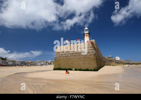 St Ives, Cornwall, UK : ciel bleu et nuages blancs moelleux au-dessus d'une plage ensoleillée autour de Smeaton's pier Banque D'Images