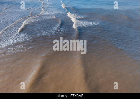 Vagues dans l'eau peu profonde de plage de Cromer, Norfolk, Angleterre, Royaume-Uni Banque D'Images