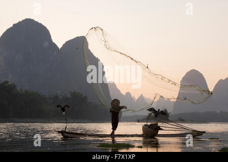 Filet de pêche pêcheur Cormorant jeter sur la rivière Li Guilin Guangxi, Chine La région008327 Banque D'Images